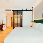 호텔 Hilton Garden